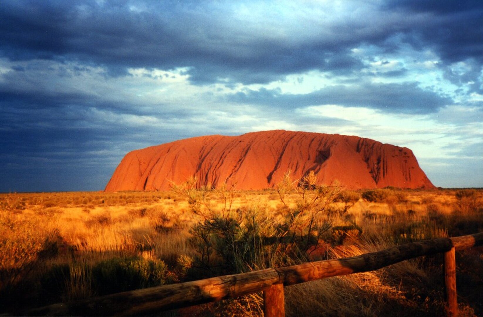 Yulara: Uluru Sunrise and Kata Tjuta Day Trip by Bus
